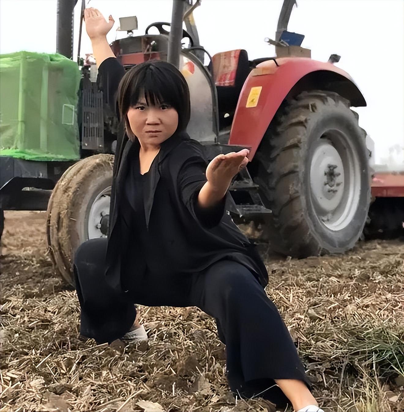 回顾170斤女孩苦练20年武术,上倒闭5所武校,从乡村田野打到央视