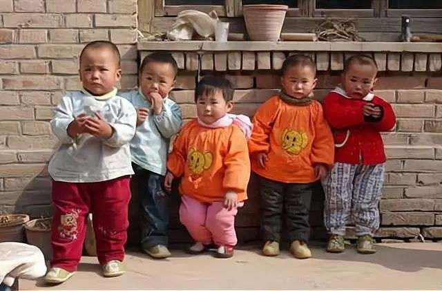 回顾:河北夫妻生下五胞胎,孩子免费喝7年奶粉,又被好心人助学
