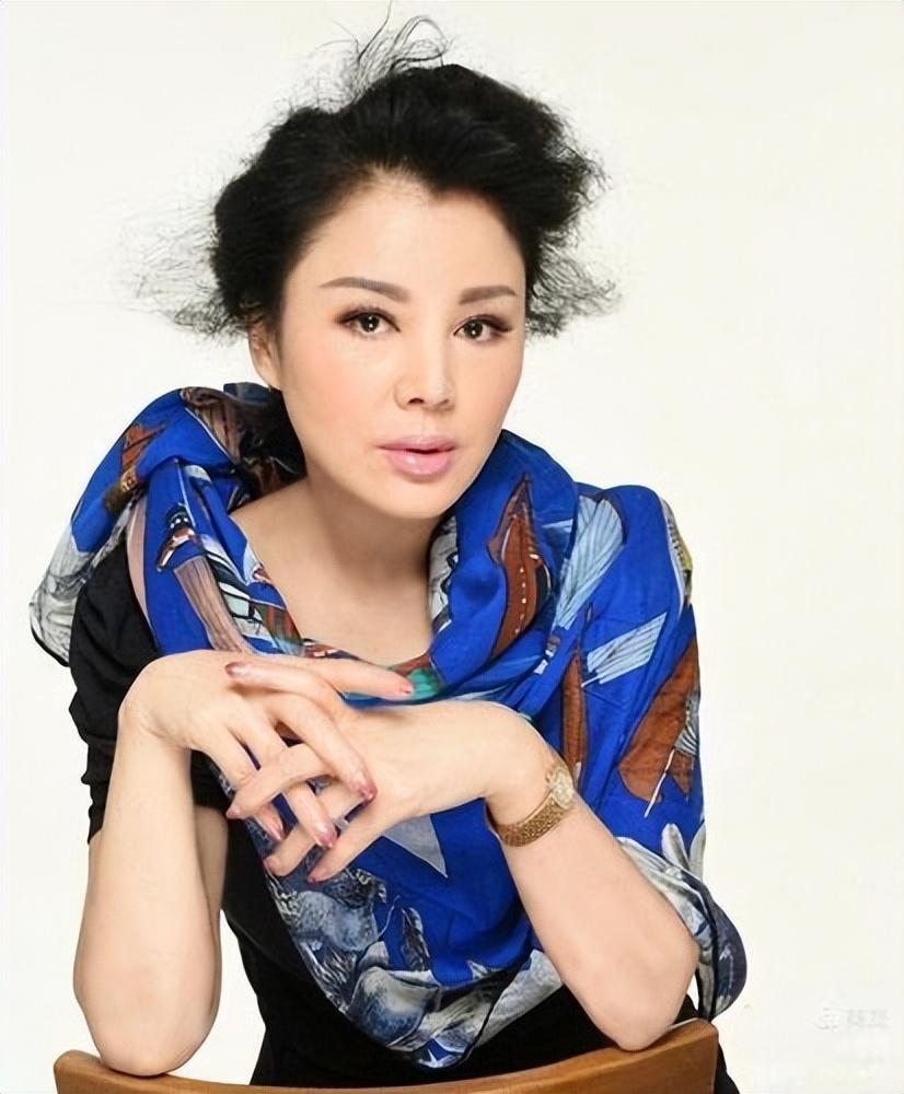 回顾于小慧:被2段感情所伤,不再相信爱情,今52岁单身