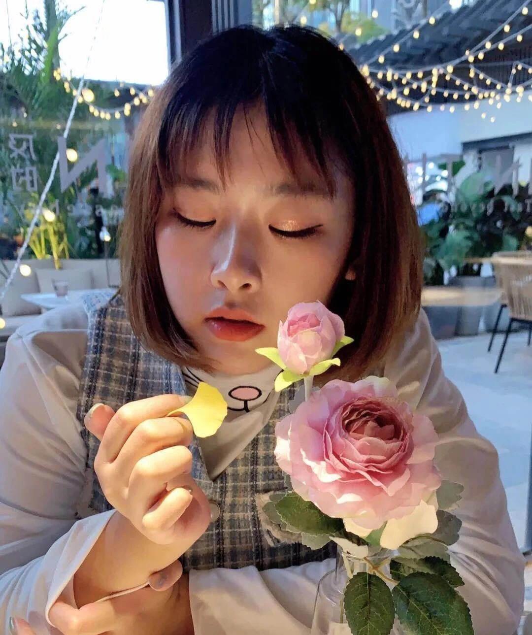 孙晨璐需要控制手指的颤抖,别人一只手就能完成的操作