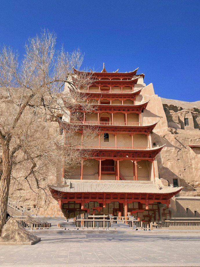 0145窟-敞口龛,彩塑像敦煌莫高窟第45窟是盛唐时期的代表窟之一,虽