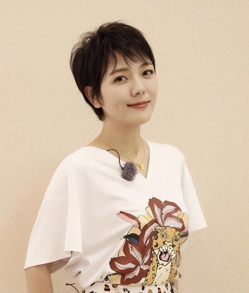 中学毕业之后,杨乐乐如愿考上了四川师范大学,主修表演及节目主持,她