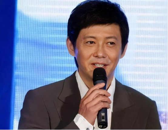 曾主持王牌节目《正大综艺》《欢乐总动员》,让无数人增长知识也大笑