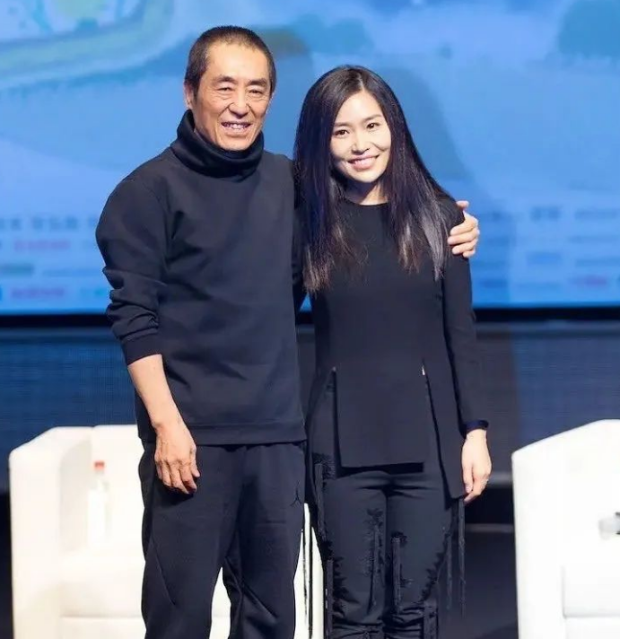 张艺谋捧完女儿捧儿子,网友:女儿看着比儿子强多了