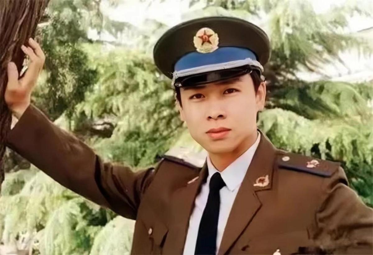 回顾著名演员胡亚捷:娶初恋为妻,曾3次闹离婚,如今幸福美满