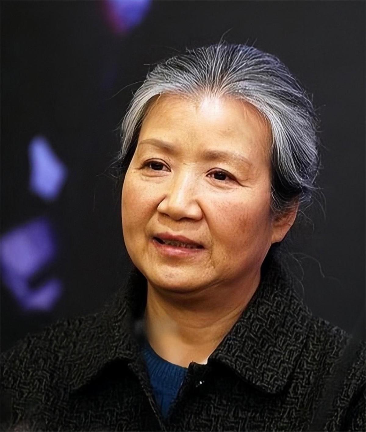 回顾老戏骨曹翠芬:荧屏上的国民奶奶,生活中却无儿无女