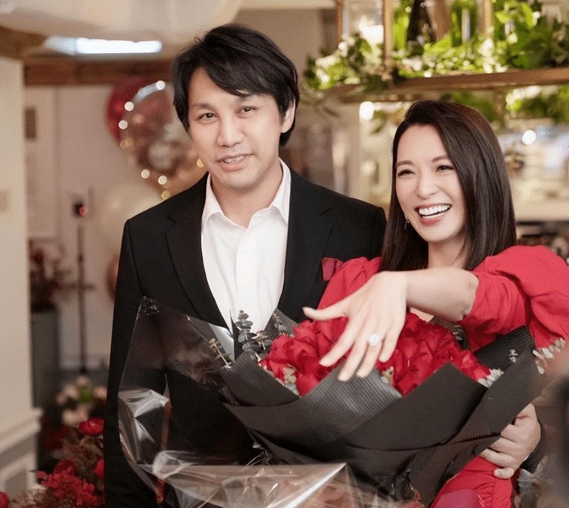 欧阳嘉嘉(吕有慧饰)珍珍的母亲,温柔善良,丈夫去世后,靠着收取整栋