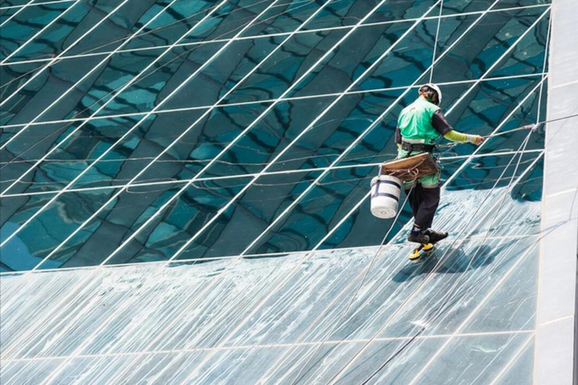 座板式单人吊具是重要装备,需遵循安全技术规范.