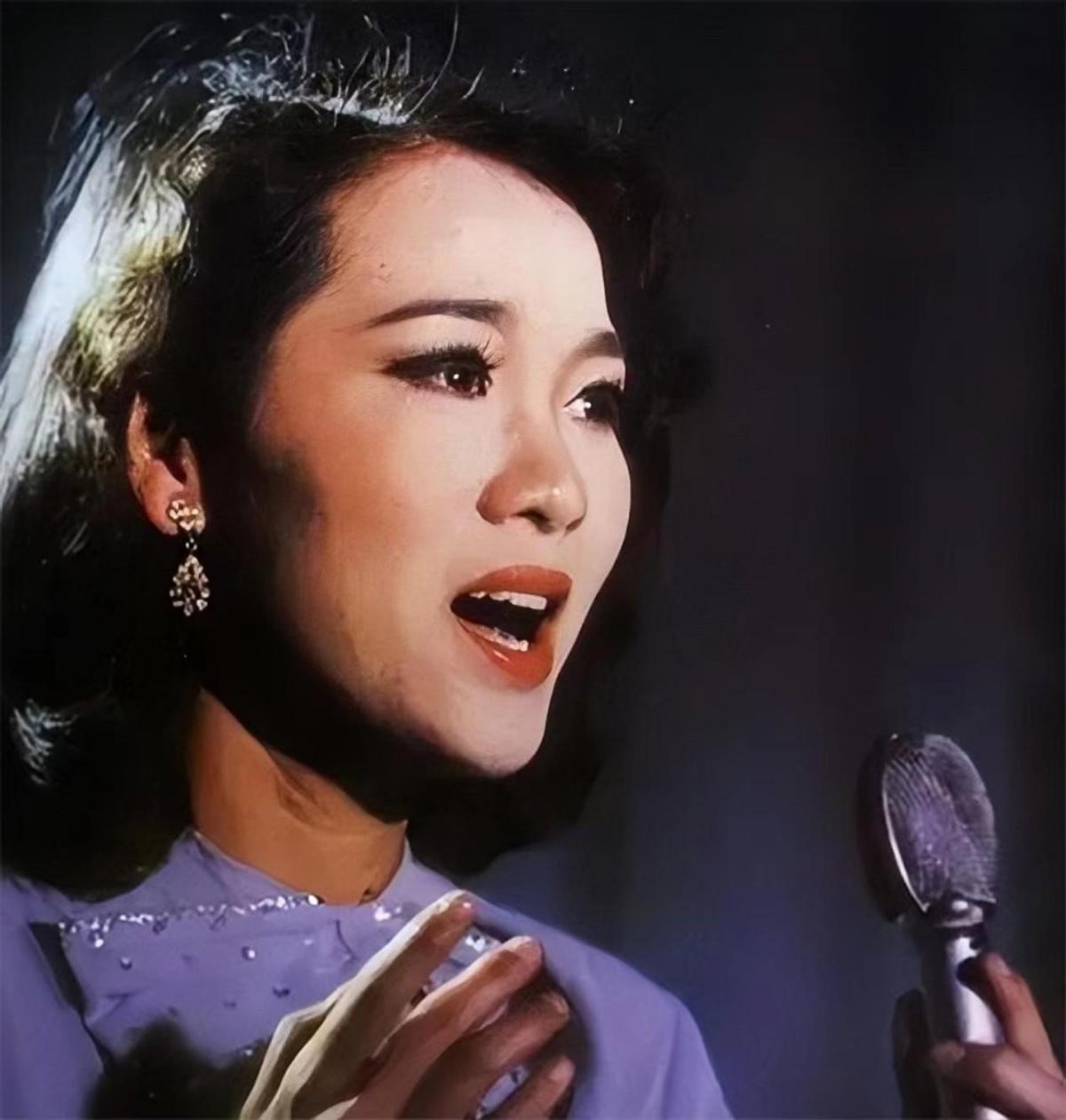 1983年凭春晚一夜爆红,遭封杀后离开中国,35年后郑绪岚现状怎样