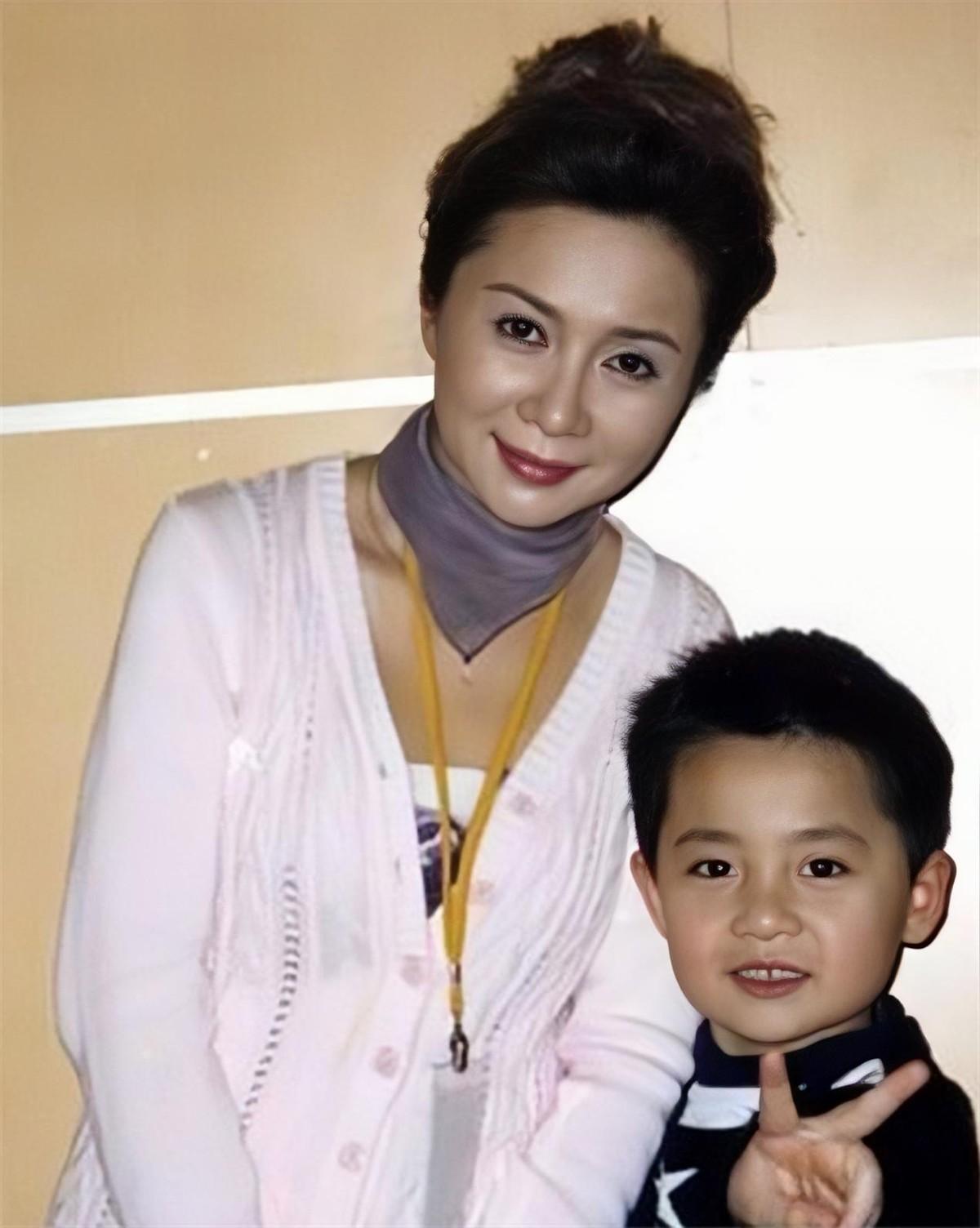 回顾从"小品女王"到被喊离开春晚,蔡明为何会落得今天