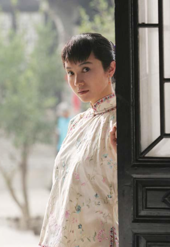 2007年,宋佳出演了张黎执导的电视剧《中国往事》.