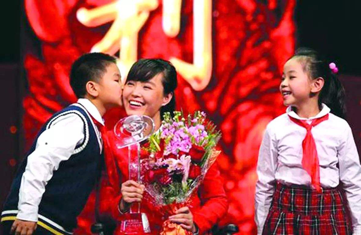 回顾:为救4个孩子,她失去双腿,却收到1572万捐款惹争议,为啥