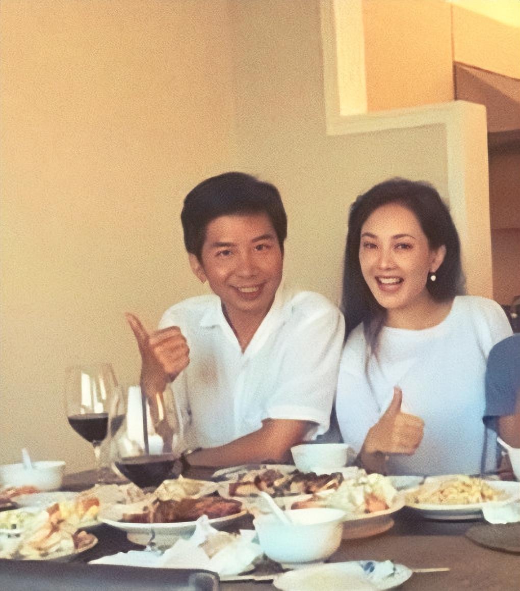 一步步的向她走来,似乎旁边还有人告诉她,这就是她老公,就当牛莉想