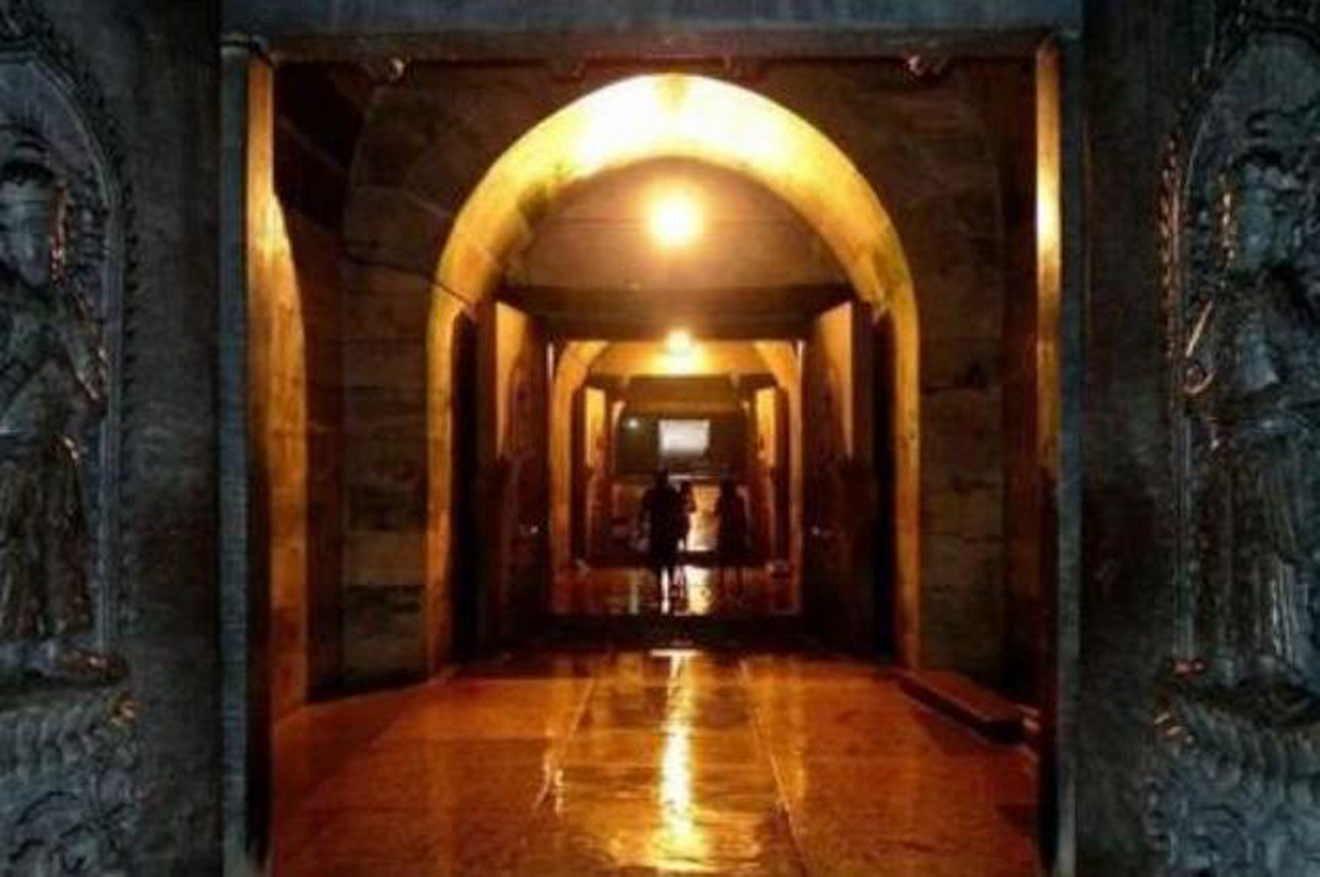 20世纪40年代,阿巴坎地区发现一座豪华汉朝风格地下宫殿,考古学家认为