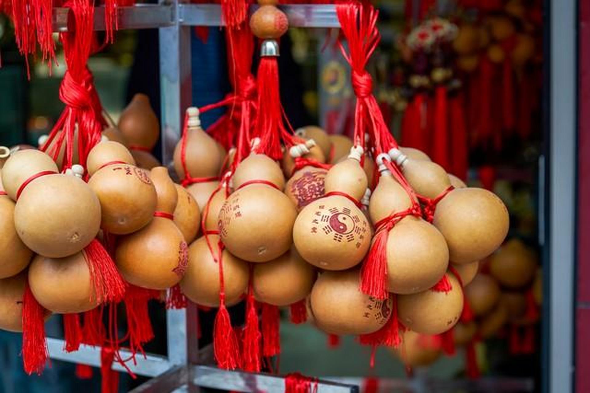 它的意思是,只要葫芦靠在窗台上,财富就会源源不断地涌现.