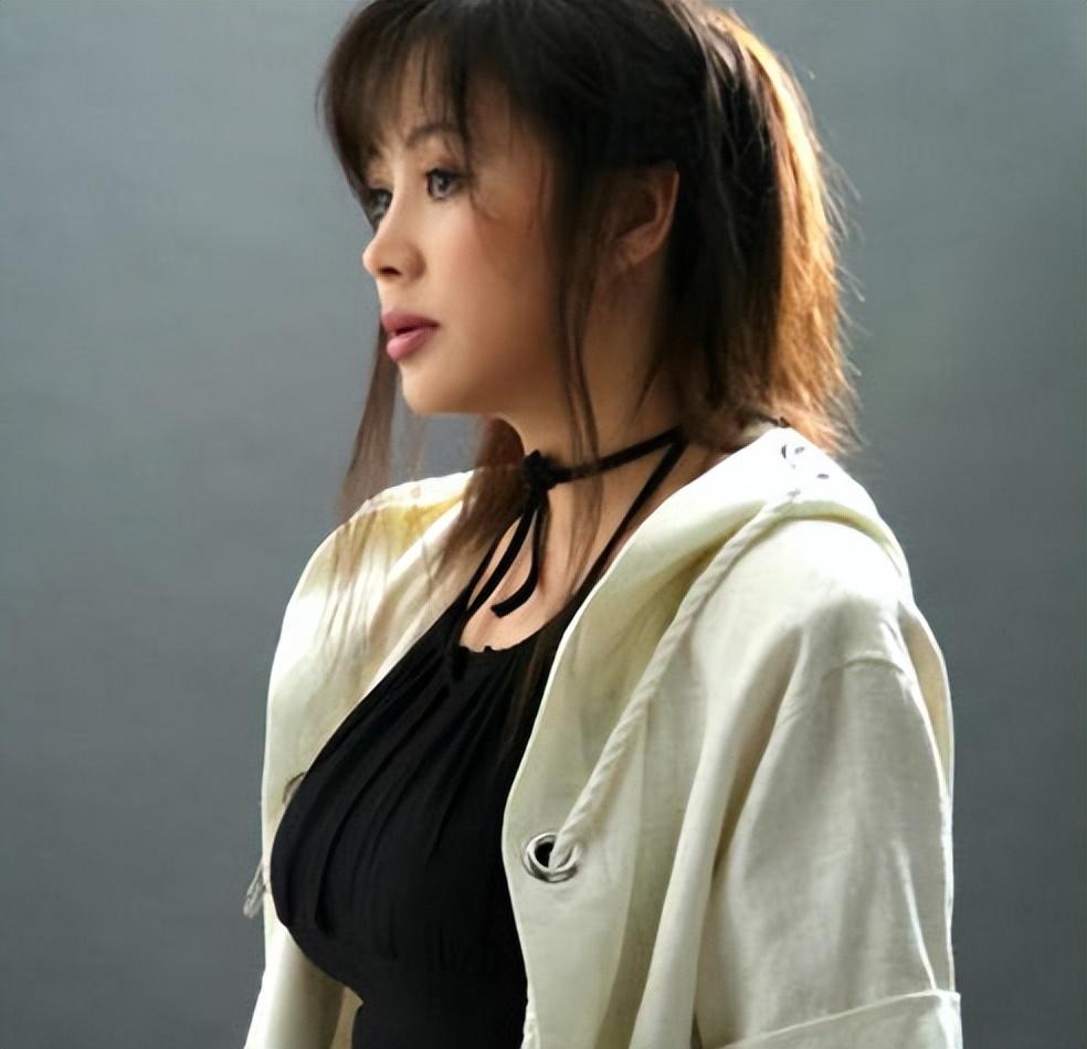 回顾于小慧:被2段感情所伤,不再相信爱情,今52岁单身