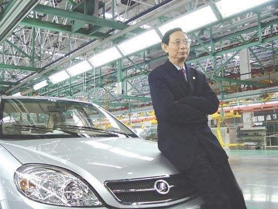 尹明善不认输,接连推出第二辆汽车—力帆320,远看还以为是mini cooper