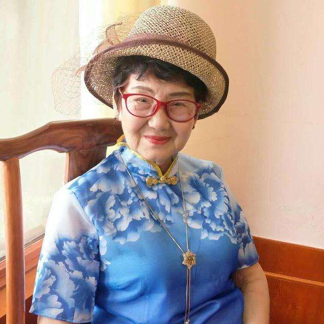 回顾:浙江女富豪丈夫出轨女儿自杀,70岁沦为扫厕工,月薪400元