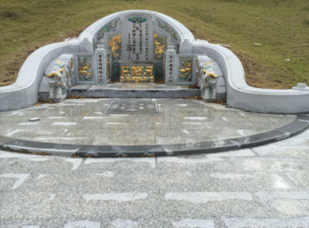 给活人盖墓:云南一村庄建豪华活人墓,风水先生选址,大摆竣工宴