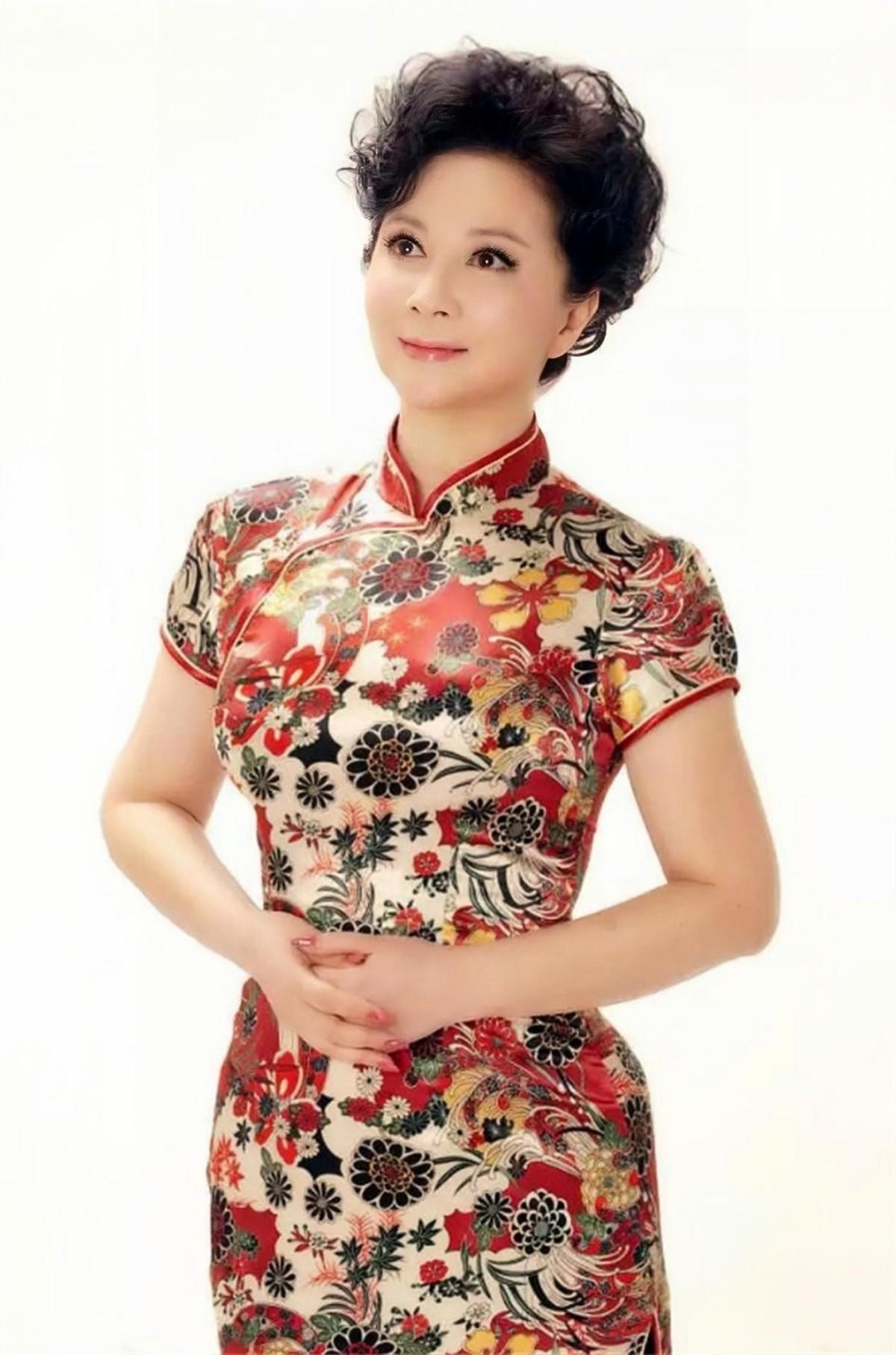 回顾从"小品女王"到被喊离开春晚,蔡明为何会落得今天这个下场