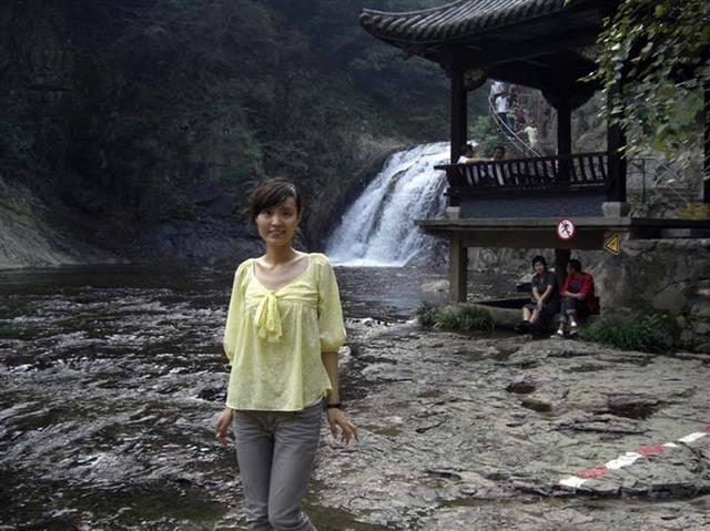 班主任李静华说:"张丽莉聪明好学,是班里的英语课代表.