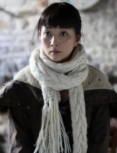 2002年,殷桃在毕业作品话剧中《我在天堂等你》扮演女主角白雪梅,她