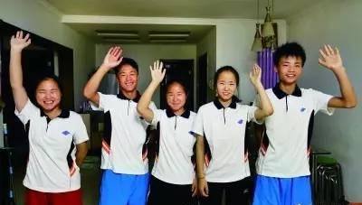 五胞胎初中合照2020年7月23日,高考分数揭晓.