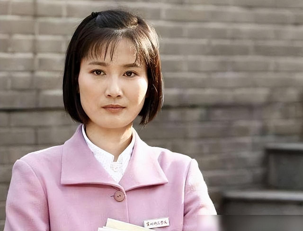 回顾潘雨辰:与侯勇离婚后,独自带娃生活,今10年过去了仍单身一人