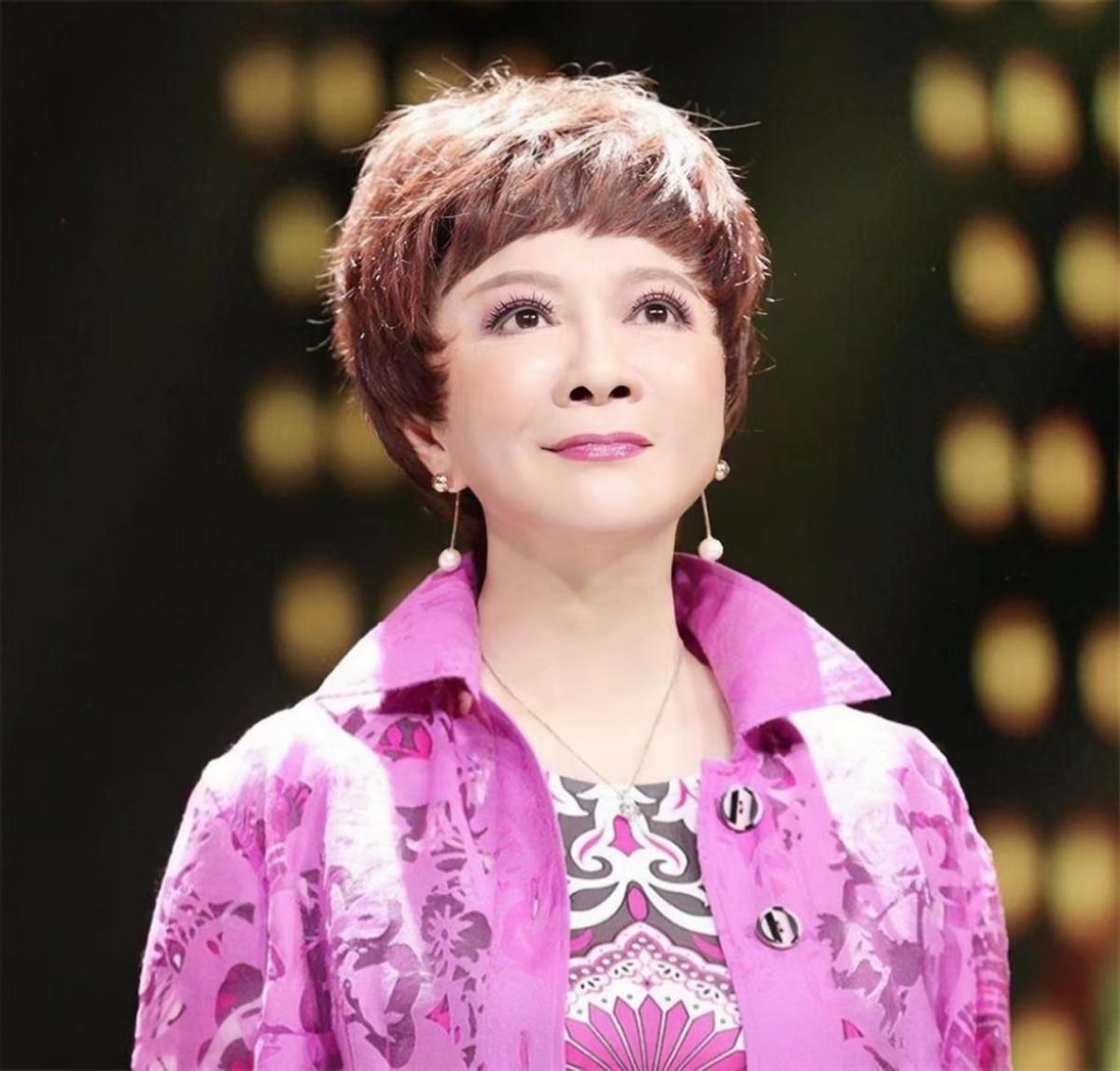 回顾从"小品女王"到被喊离开春晚,蔡明为何会落得今天这个下场