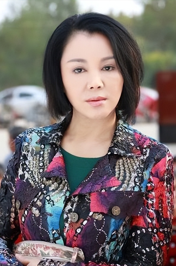 回顾于小慧:被2段感情所伤,不再相信爱情,今52岁单身