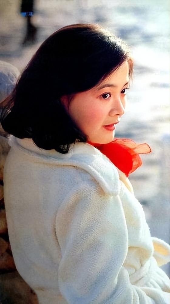 回顾"双料影后"娜仁花:13岁入影坛,40岁嫁导演宁才,42岁高龄产子