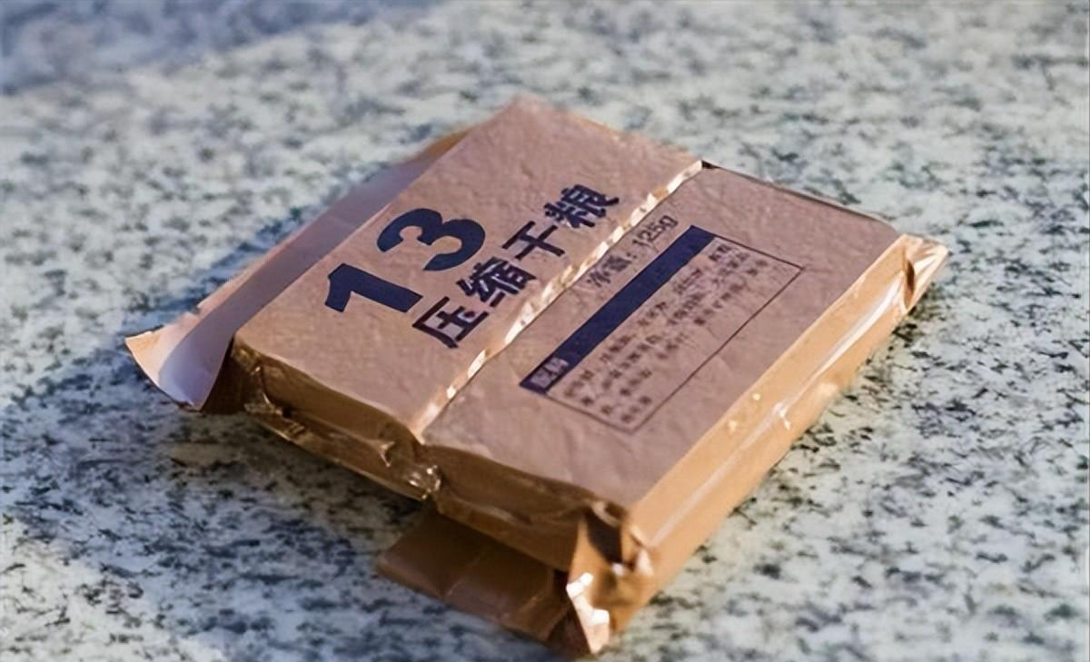 吃一块能撑2天?中国军用压缩饼干这么扛饿,它是用什么做成的?