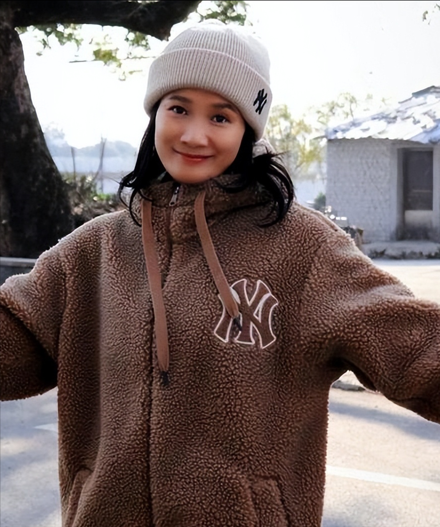 回顾潘雨辰:与侯勇离婚后,独自带娃生活,今10年过去了仍单身一人