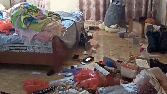 她感觉到卧室有异常,遂推门查看,凌乱不堪的地板和曾春亮的大光头直接