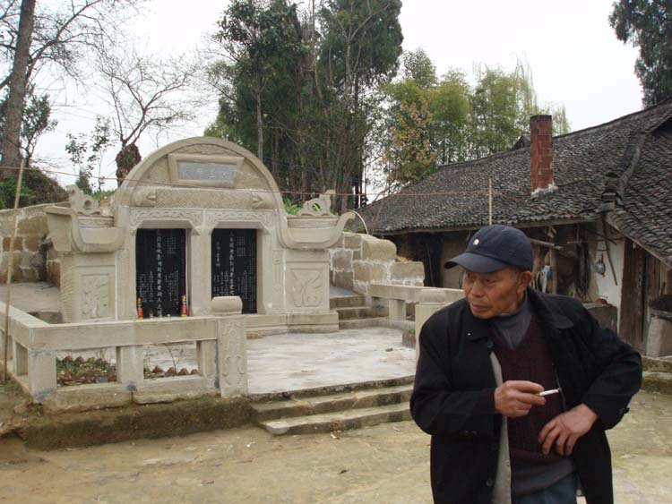 给活人盖墓:云南一村庄建豪华活人墓,风水先生选址,大摆竣工宴