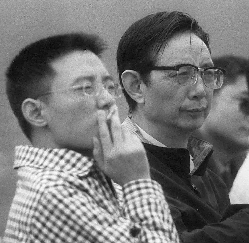 他有个外号"精彩哥",因为他的豪车车牌,都是以"jc"开头.