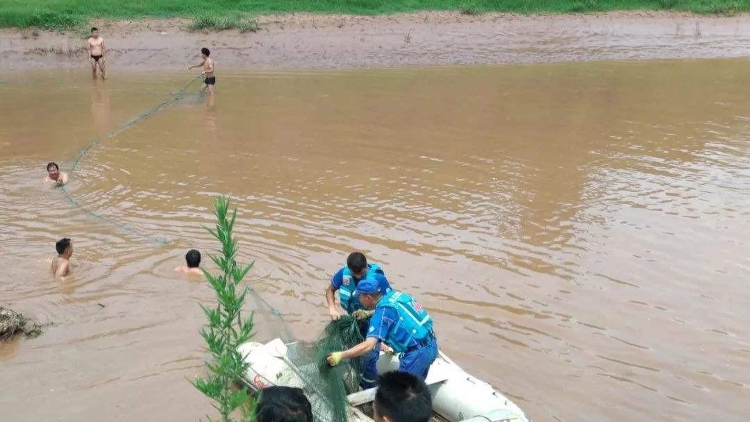 打捞溺水男生学生图片