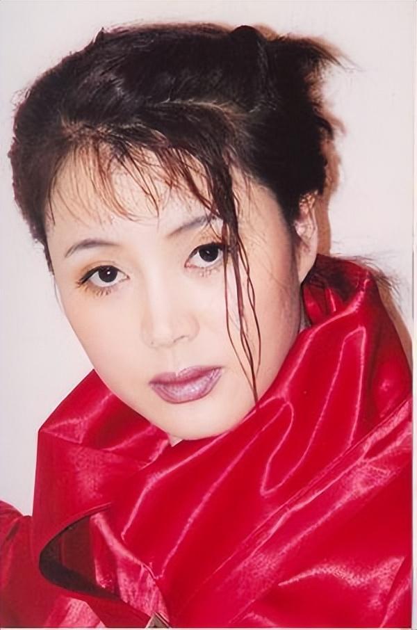 回顾于小慧:被2段感情所伤,不再相信爱情,今52岁单身