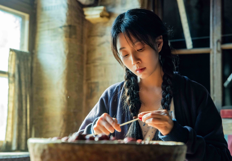 2002年,殷桃在毕业作品话剧中《我在天堂等你》扮演女主角白雪梅,她