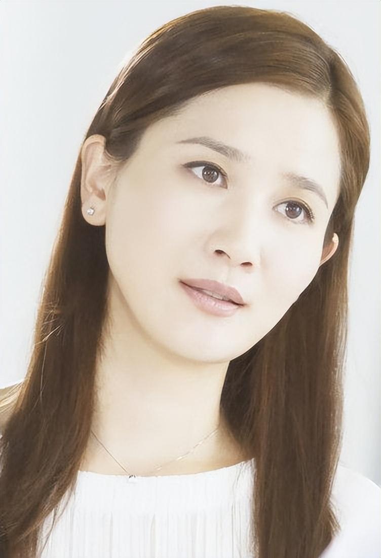 回顾潘雨辰:与侯勇离婚后,独自带娃生活,今10年过去了仍单身一人