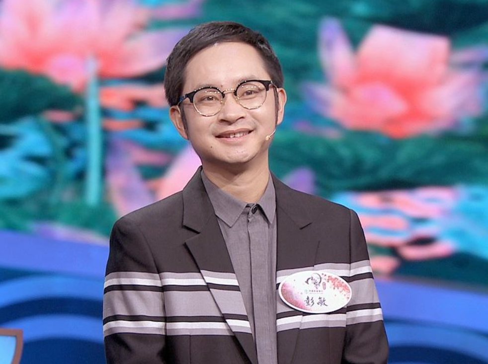 彭敏是文化领域的专家,是北大文学硕士毕业,如今也在做诗词文化相关的