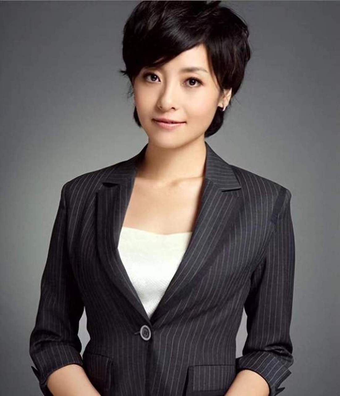 慕林杉,央视最美主持人,转型公司高管,事业有成.嫁神秘富豪,婚姻美满.