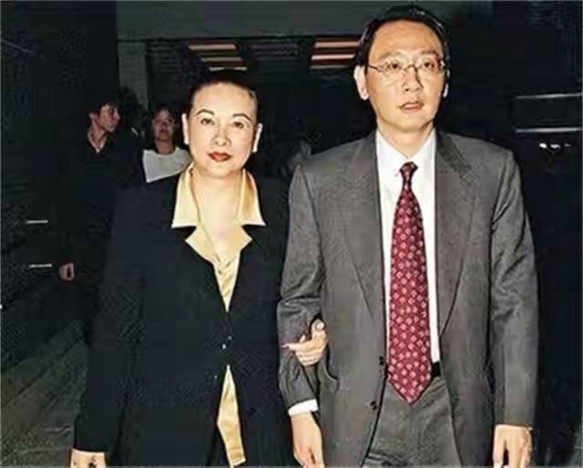 回顾:他卖窗帘赚5亿娶女明星建豪宅,56岁去世,留给儿子几百套房