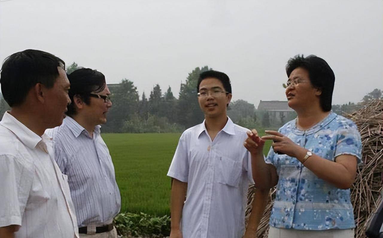 2010年7月份,在王云飞因为文言作文出名后,东南大学的招生办副主任