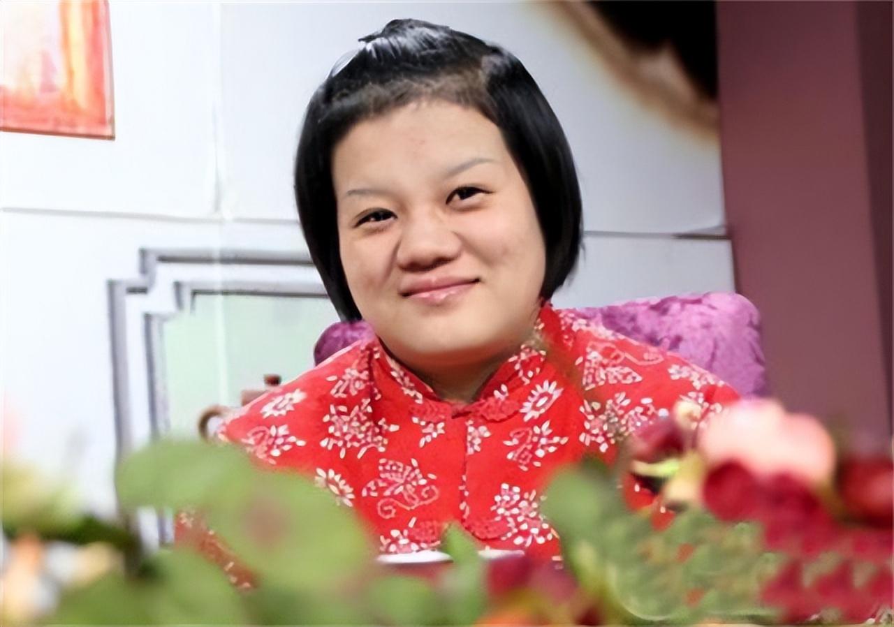 回顾山楂妹:天生残疾被遗弃,养父母借债将她养大,走红父母来认亲