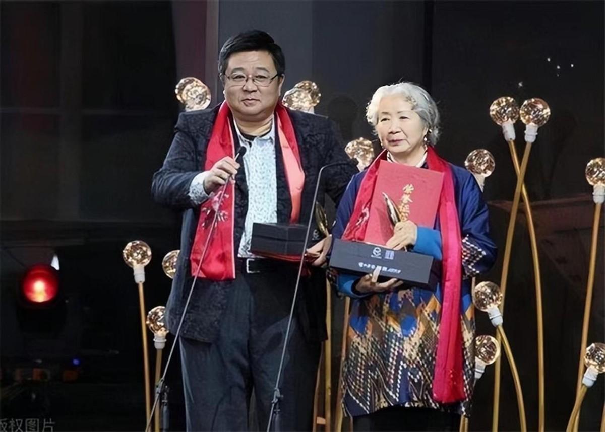 回顾著名演员梁冠华,与妻子唐烨互相成就,恩爱33年生活幸福甜蜜