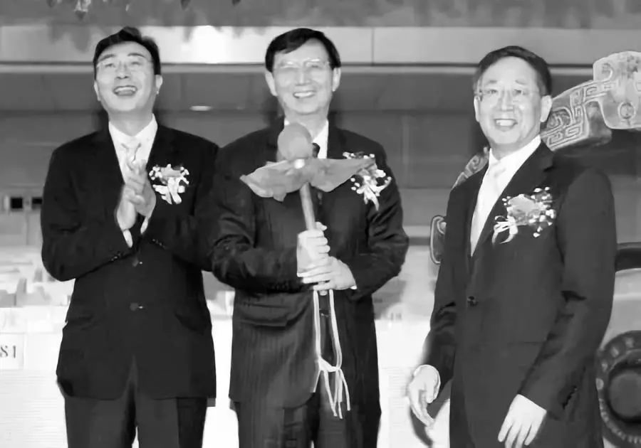 那天上市,他笑着跟记者自我调侃,说:"力帆上市对我而言就像范进中举