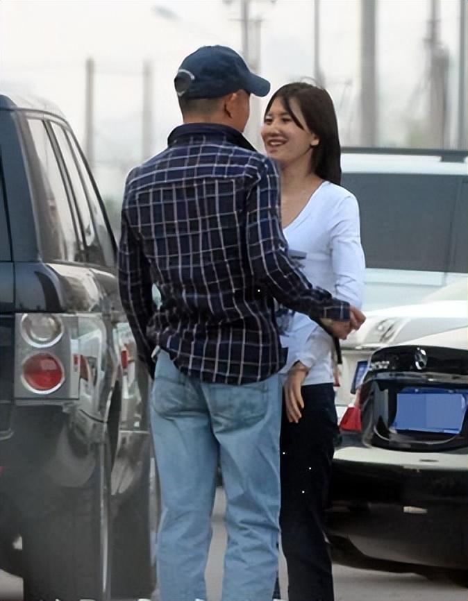 回顾潘雨辰:与侯勇离婚后,独自带娃生活,今10年过去了仍单身一人
