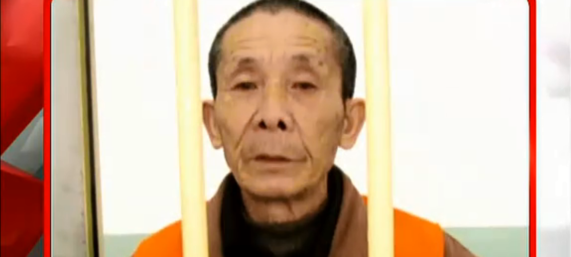 2008年七旬老人故意抢劫入狱"养老",被捕时笑着说:判重一些