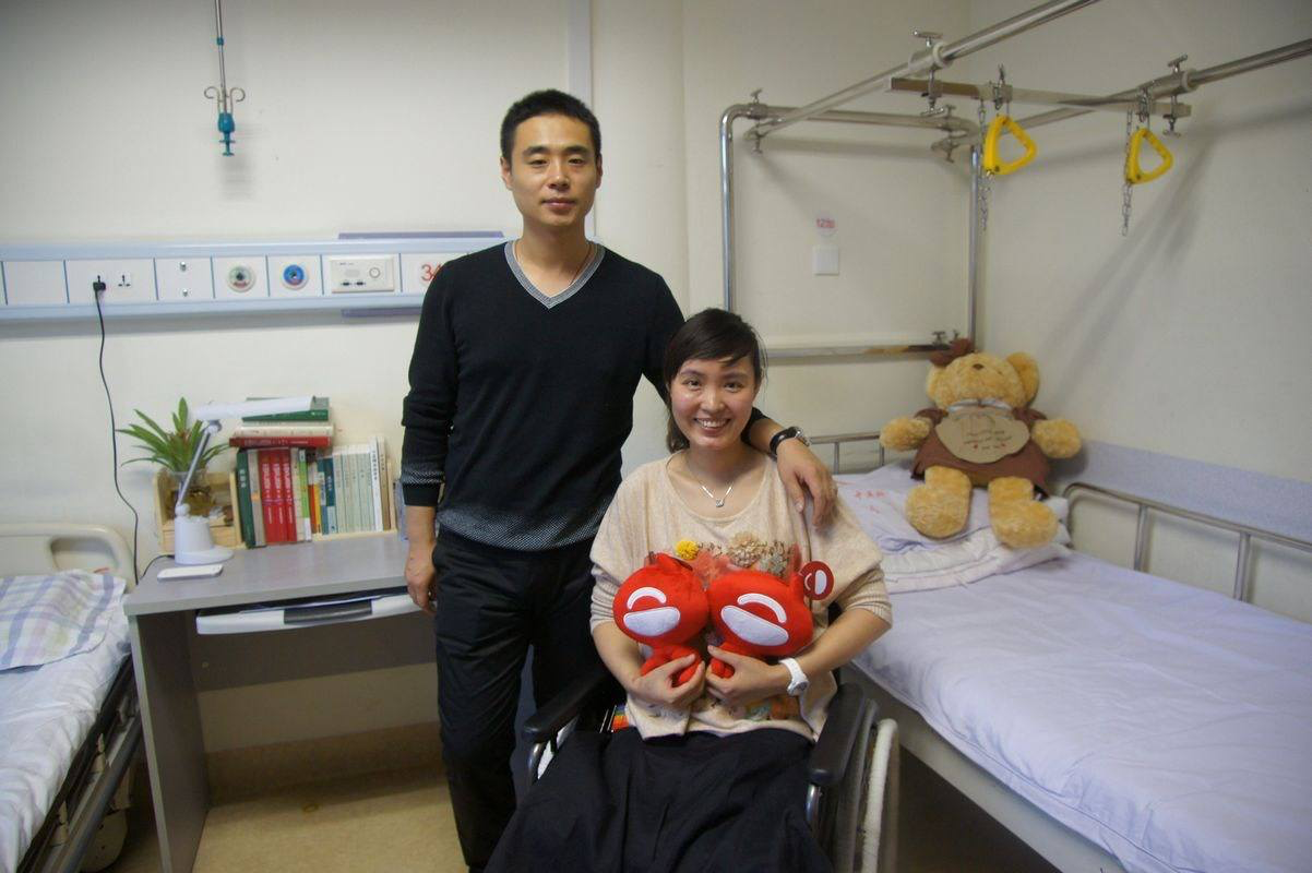 这也是婆婆的心病.张丽莉曾经怀过一个孩子,由于工作劳累,不幸流产了.